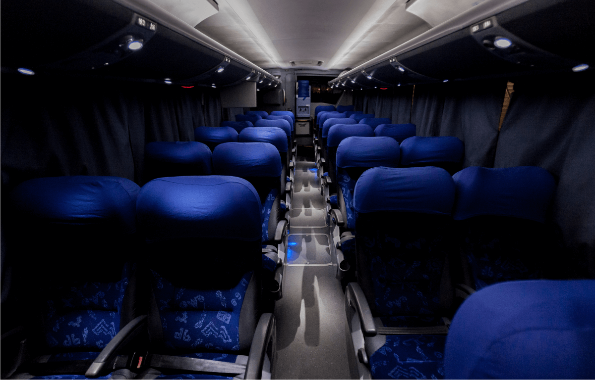 Imagem ilustrativa do Corredor de um dos ônibus da Águia Branca. Muito conforto e praticidade.