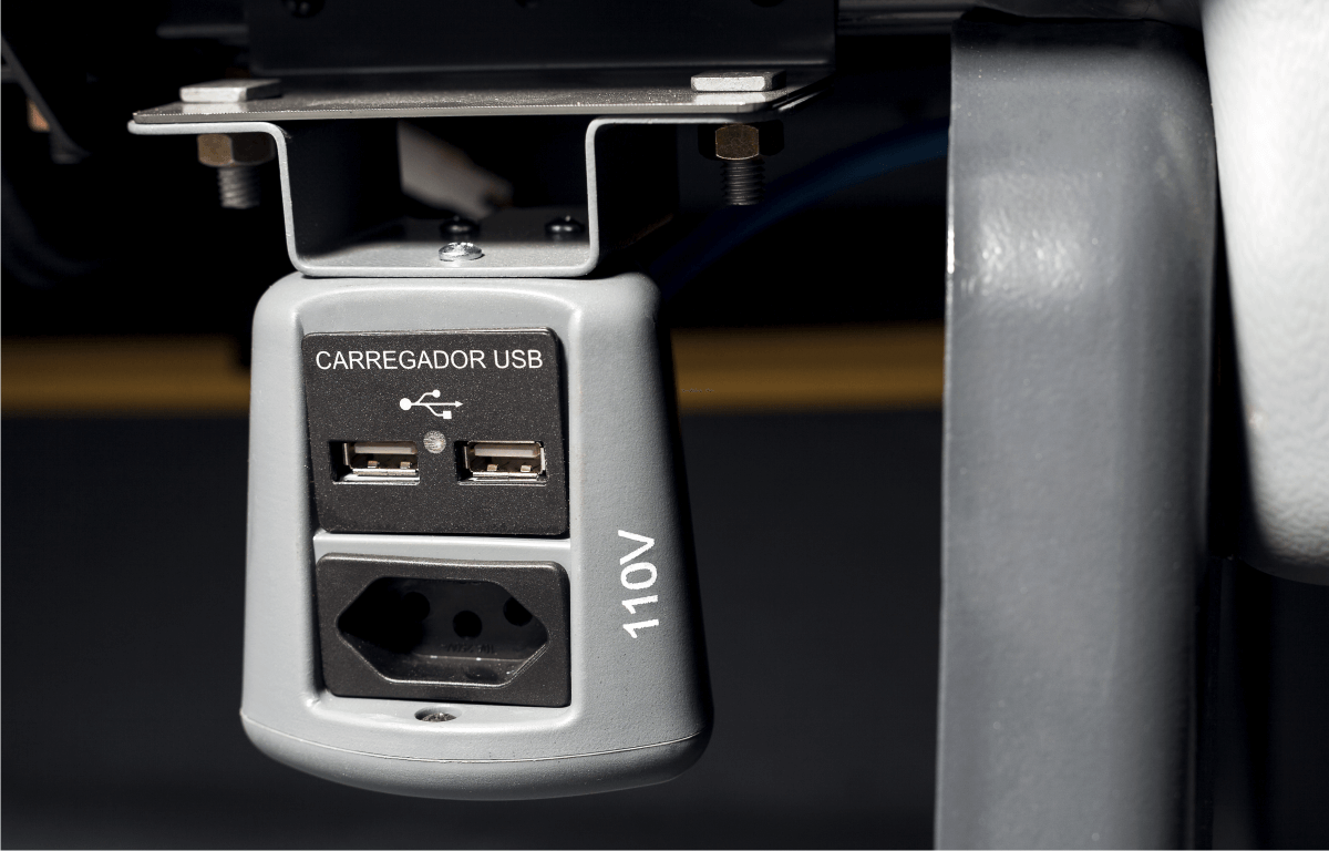 Imagem ilustrativa dos adaptadores USB que as poltronas possuem.