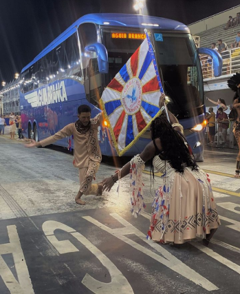 Ônibus da Águia Branca no Carnaval do Rio de Janeiro no meio do Sambódromo da Marquês de Sapucaí