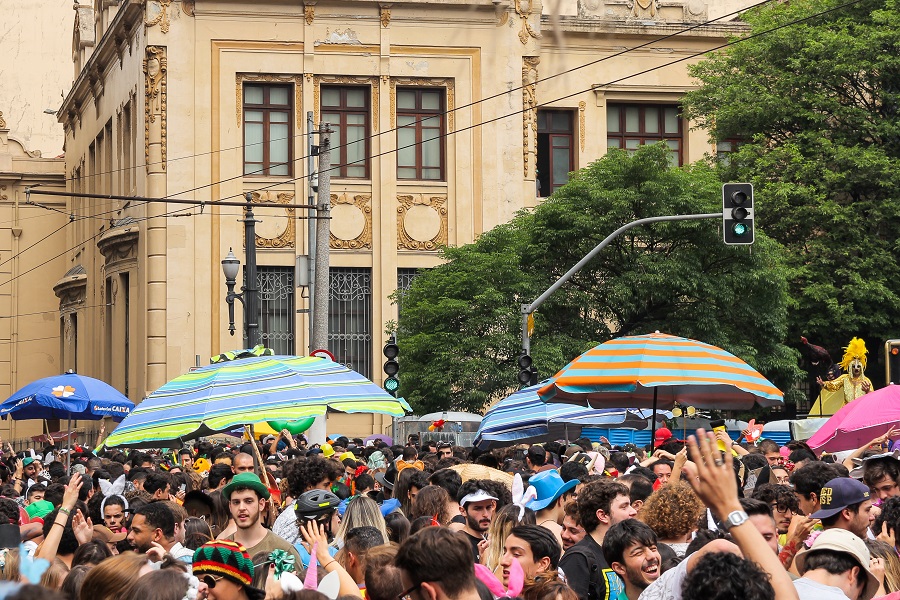 Blocos de Carnaval de Rua em São Paulo com pessoas desfilandos Blocos de Carnaval de Rua em São Paulo com pessoas desfilandos